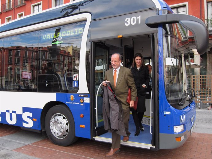 El Alcalde De Valladolid Se Baja De Un Autobús De Auvasa