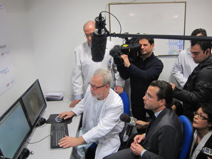 Lasquetty Junto A Un Miembro Del Equipo Médico Del Gregorio Marañón