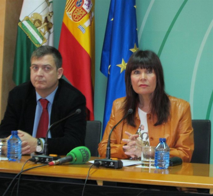 La Consejera De Igualdad, Micaela Navarro, Y Director De Dependencia, Julio Coca