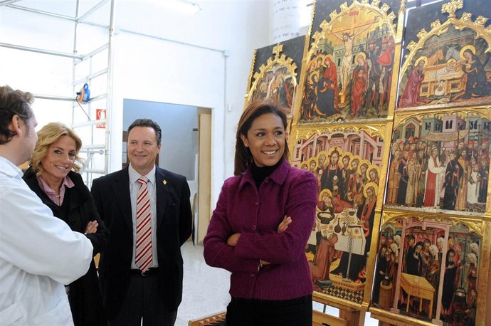 Johnson Junto Al Retablo Eucarístico De Villahermosa Del Río