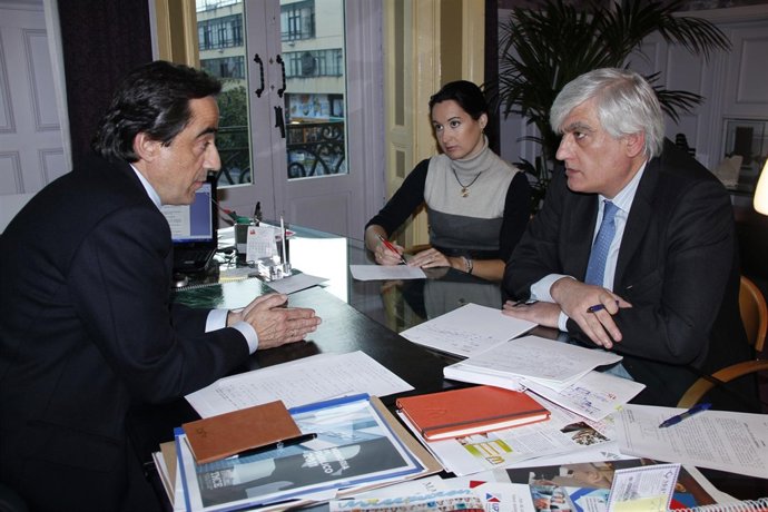 El Alcalde Con El Responsable De E.ON