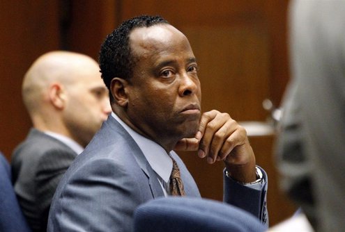 Conrad Murray Mirando A Su Abogado