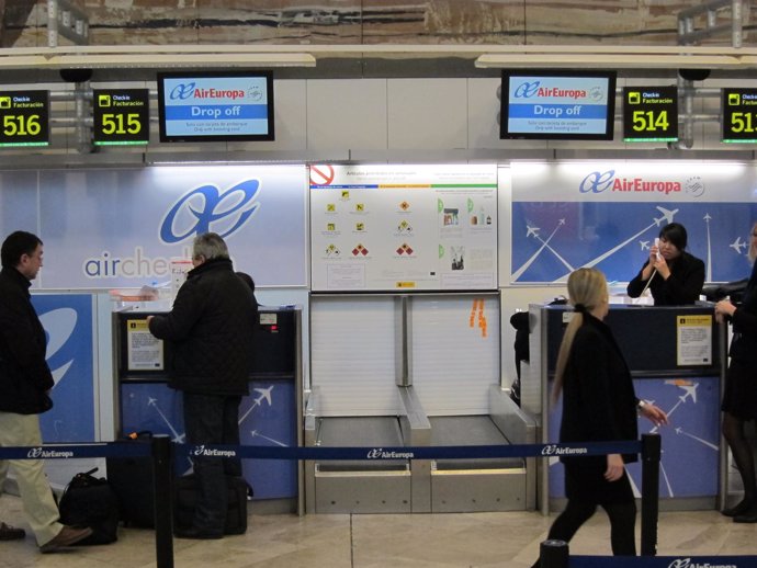 Mostradores De Air Europa En La Terminal 2 De Barajas