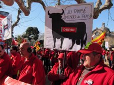 La plantilla de Derbi protesta ante el Parlament