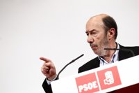 Rubalcaba dice que no tiene inconveniente a no debatir con Chacón