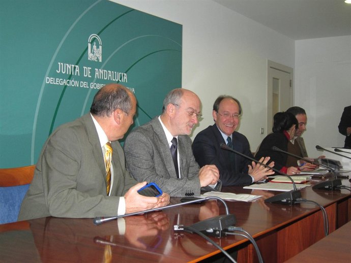 El Consejero De Medio Ambiente, José Juan Díaz Trillo, En Una Rueda En Huelva.