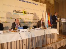 Rafael Louzán (izqda) en el Fórum Europa en Vigo