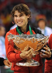 Rafa Nadal Con La 'Ensaladera' De La Copa Davis