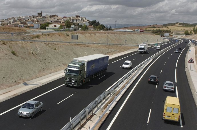 Vehículos Circulando Por La Autovía Del Camino De Santiago (A-12). 