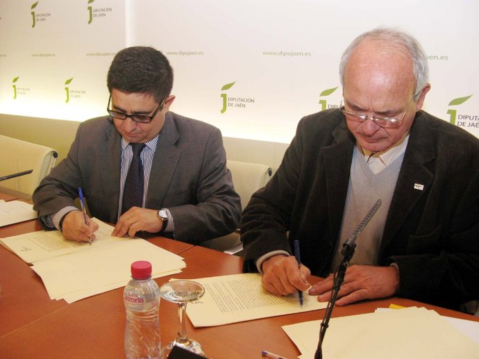 Reyes Y Casero Firman El Convenio Entre La Diputación De Jaén Y La CAAE.