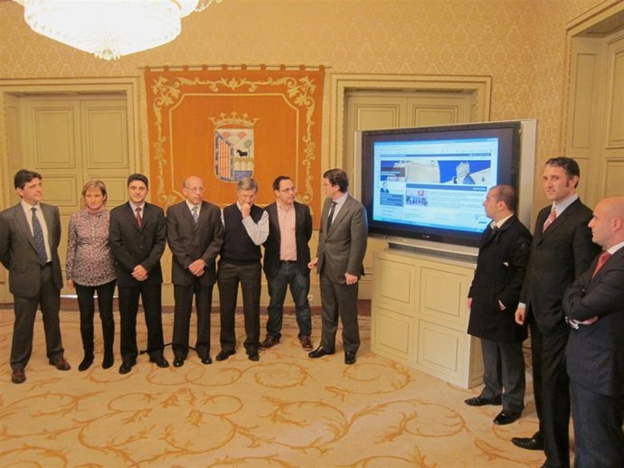 Mañueco Y Responsables De La Nueva Web Municipal