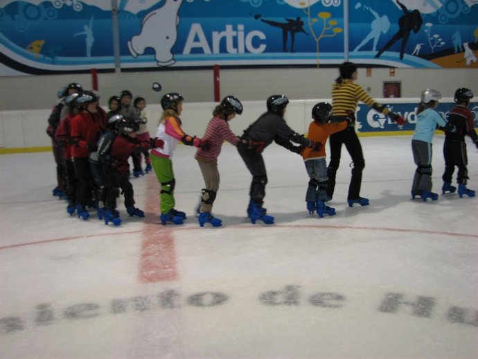 Los Escolares Realizan Juegos Y Actividades Sobre El Hielo.