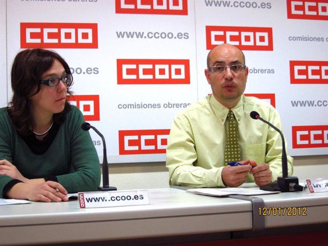 Llorenç Serrano Y Sara Pérez De CCOO Explican Su Oposición Al 'Fracking'.