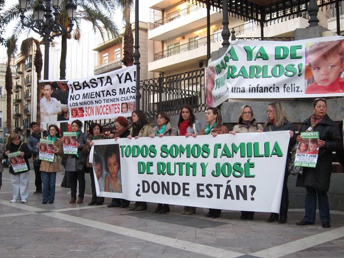 Concentración En Huelva Para Pedir El Regreso De Ruth Y José Bretón. 