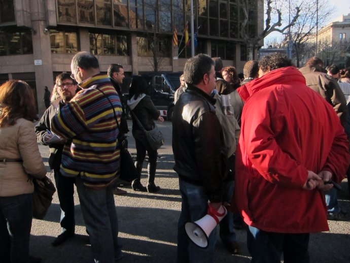 Funcionarios De Prisiones Se Manifiestan Ante La Sede De Servicios Penitenciario