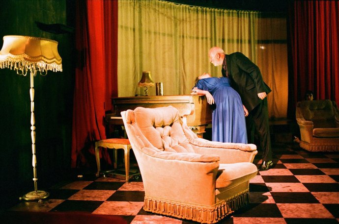 Peeping Tom Presenta 'Se Alquila' En El Teatro Central