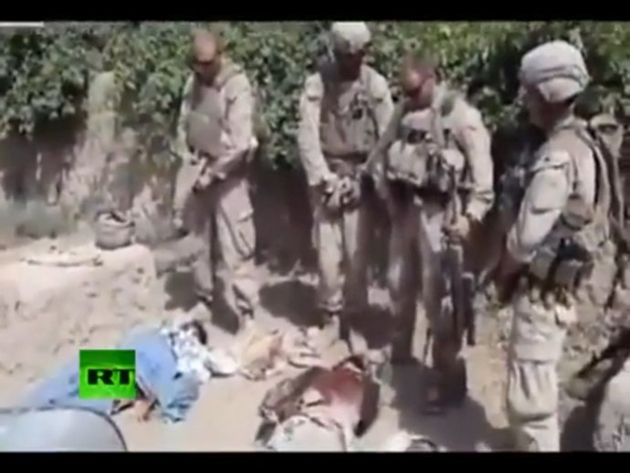 Soldados Estadounidenses Orinan Sobre Soldados Muertos