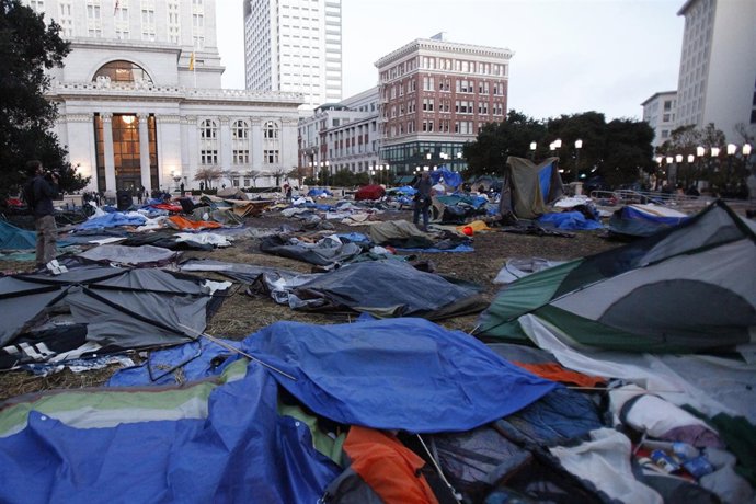 Campamento De Occupy Oakland Desalojado Por La Policía De La Ciudad