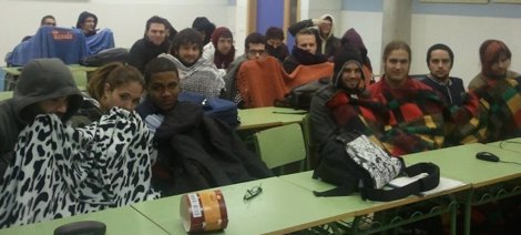 Alumnos Del IES Vila-Roja De Almassora (Castellón) Con Mantas En Clase.