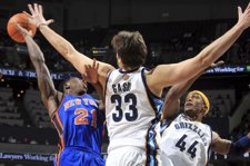 El Pívot Español Marc Gasol Defiende Ante Los Knicks