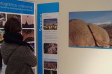 Una Joven Visita La Exposición 'Patrimonio Natural'.