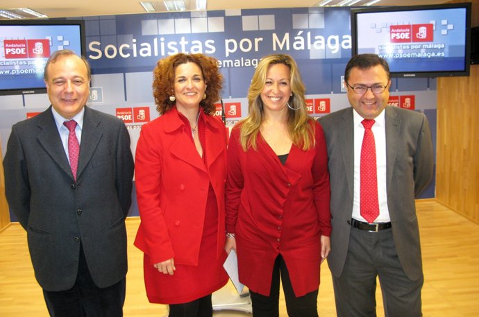 La Senadora Y Diputados Socialistas En El Congreso, Antes De La Rueda De Prensa