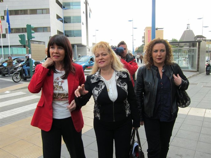 La Consejera De Igualdad, Micaela Navarro, Junto A La Delegada De Almería 