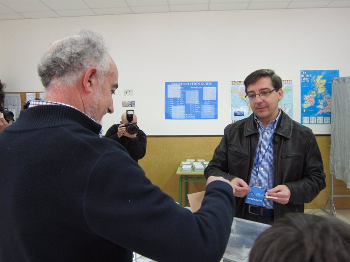 Carlos Salvador Votando.