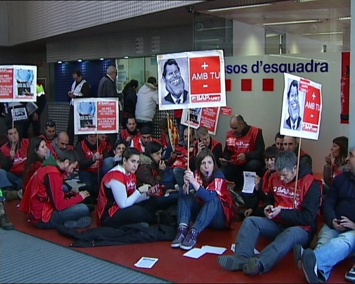 50 Mossos Ocupan Una Comisaría En Barcelona