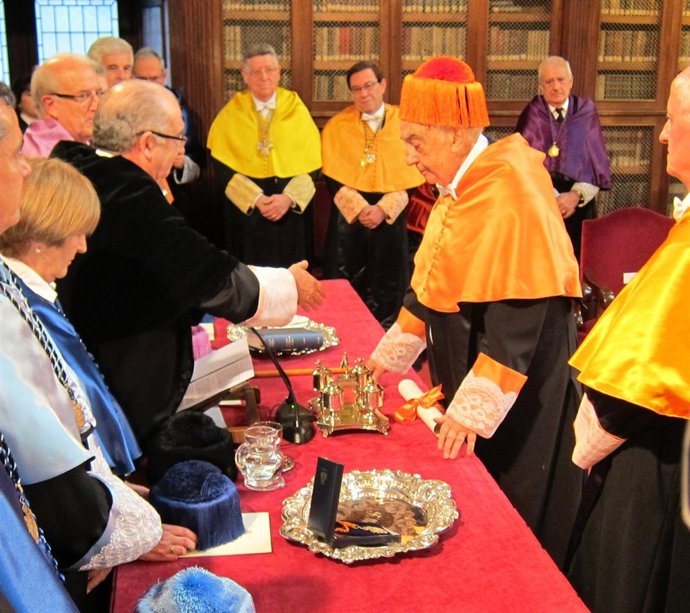 Cosmen (Derecha), Recibe La Felicitación Del Rector, Tras Imponerle El Birrete.