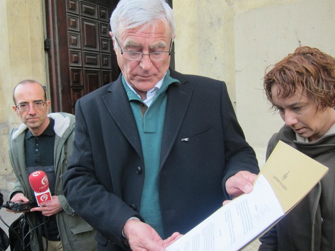 Joan Ribó Muestra El Escrito Que Ha Presentado Al Fiscal