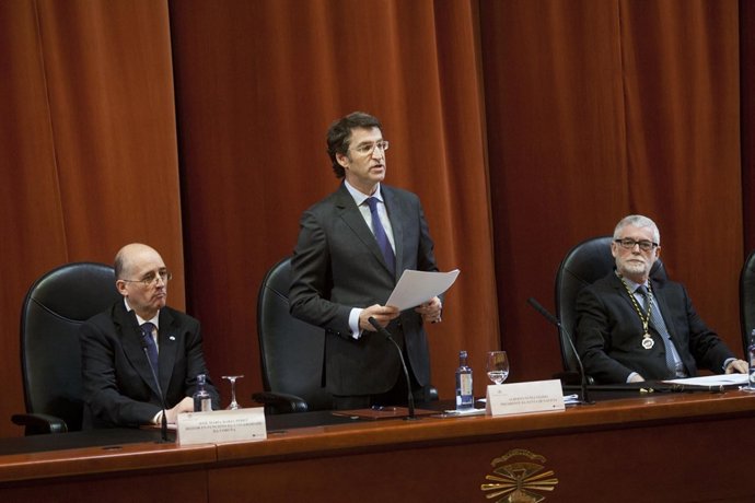 A CORUÑAO titular da Xunta, Alberto Núñez Feijóo, acompañado por varios membros 