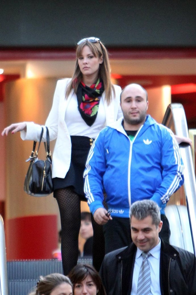 Kiko Rivera Y Jessica Bueno En Un Centro Comercial