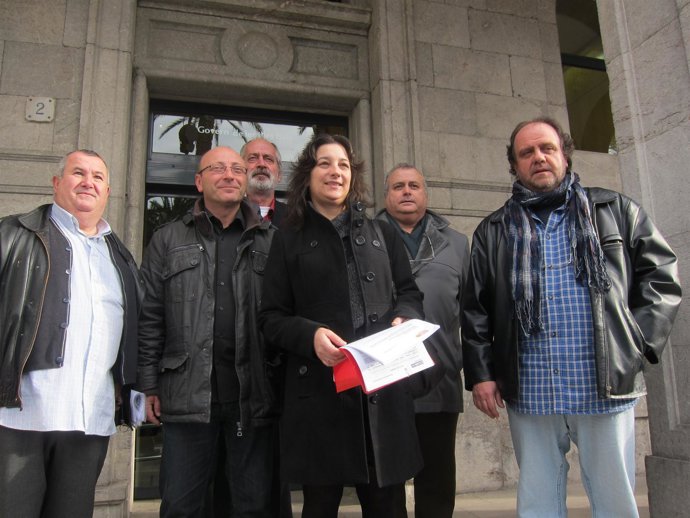 Katiana Vicens Frente A La Conselleria De Presidencia