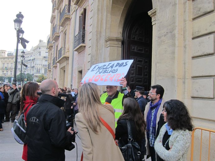 Funcionarios Que Se Manifiestan Ante El TSJCV