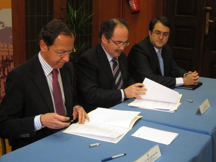 Cámara (Izq) Y El Presidente Del CTCON, Miguel Mengual, Firmando El Convenio