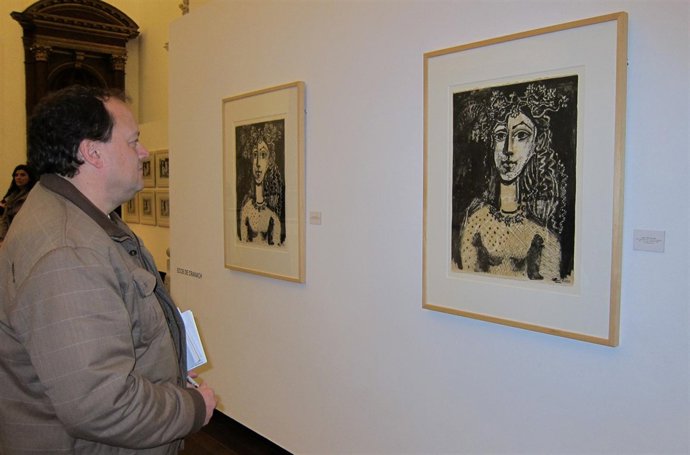 Una Persona Contempla Una De Las Obras De La Muestra Sobre Picasso