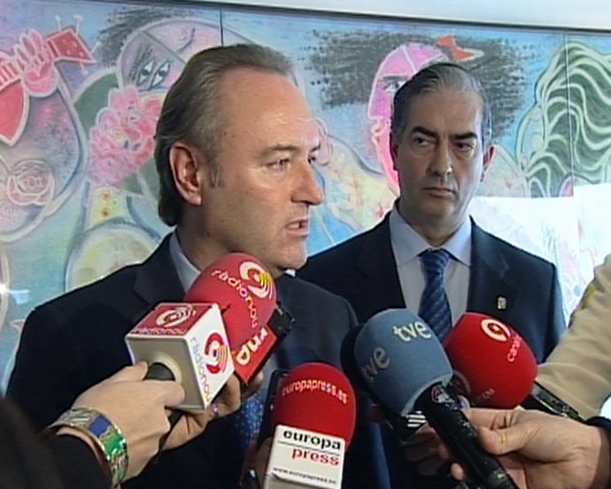 Alberto Fabra Atiende A Los Medios Acompañado Del Presidente Del Propeller Club.