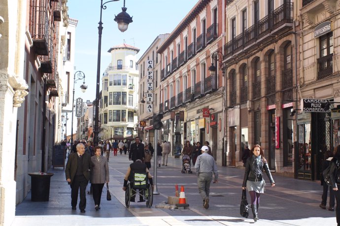 Calle Ancha, Una De Las Principales Vías Del Casco Histórico De León.