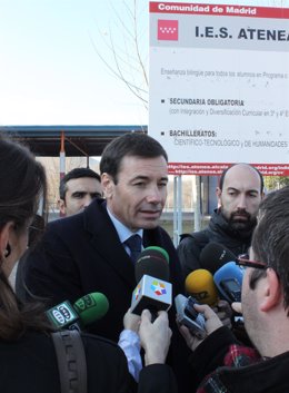 Tomás Gómez Visita Un Instituto En Alcalá