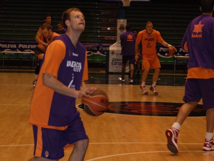 Brad Newley Se Entrena Con El Valencia Basket