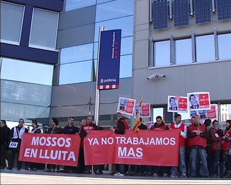 Cincuenta mossos ocupan una comisaría en Barcelona