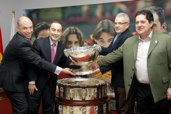 Serna Con La Copa Davis