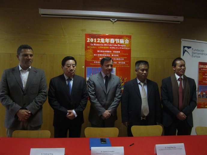 Gabriel Fernández Rojas Junto Con Miembros De Asociaciones Chinas En España