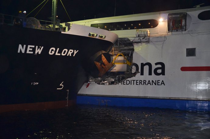 Imagen Del Buque 'New Glory' Accidentado En El Estrecho