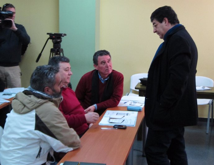 Diego Valdera Habla Con Juan Manuel Sánchez Gordillo Y Otros Militantes De IULV