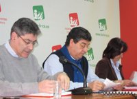 Valderas cree que el solo el "rojo" de IULV-CA, y no el "rosa desteñido" del PSOE, frenará "el azul que avanza"