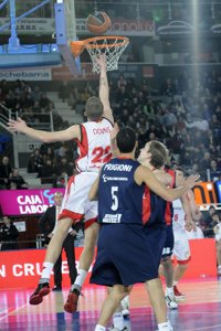 El Assignia Manresa evita el liderato provisional de Caja Laboral