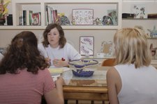 Una Voluntaria De Cruz Roja Atiende A Dos Mujeres