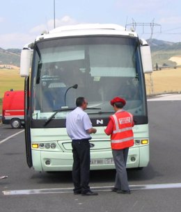 La Policía Foral Inspeccionando Un Autobús De Transporte Escolar 